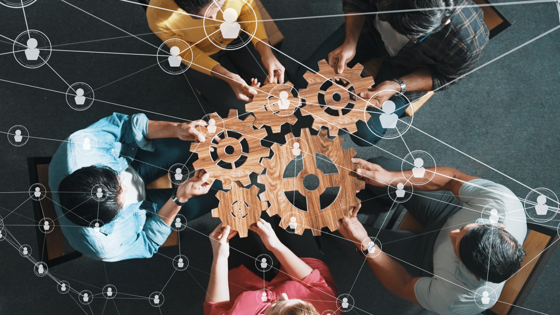 Equipo colaborando y conectando procesos de trabajo, símbolo de cobertura y coordinación